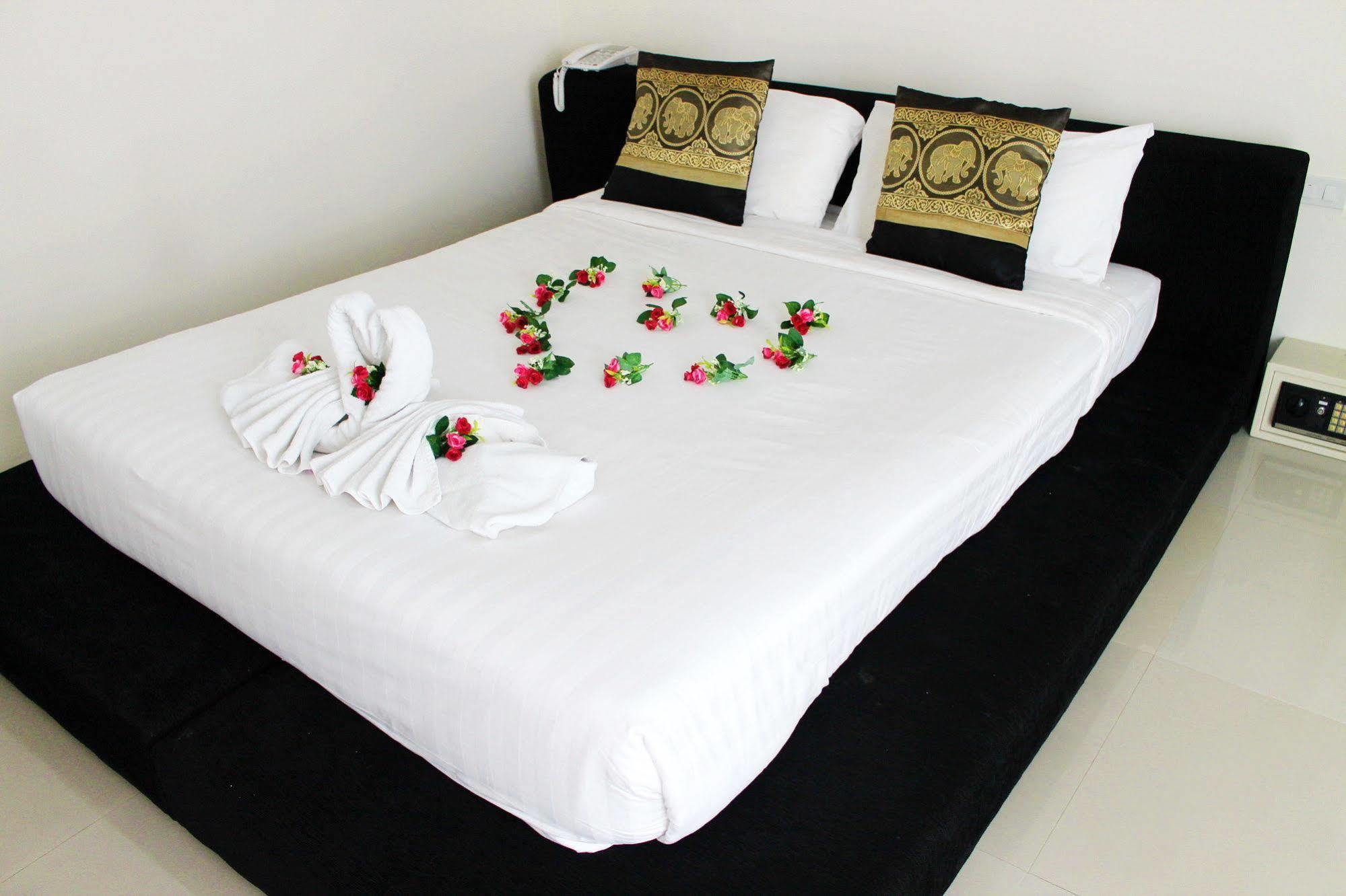 Lars-Lita Residence Patong Экстерьер фото